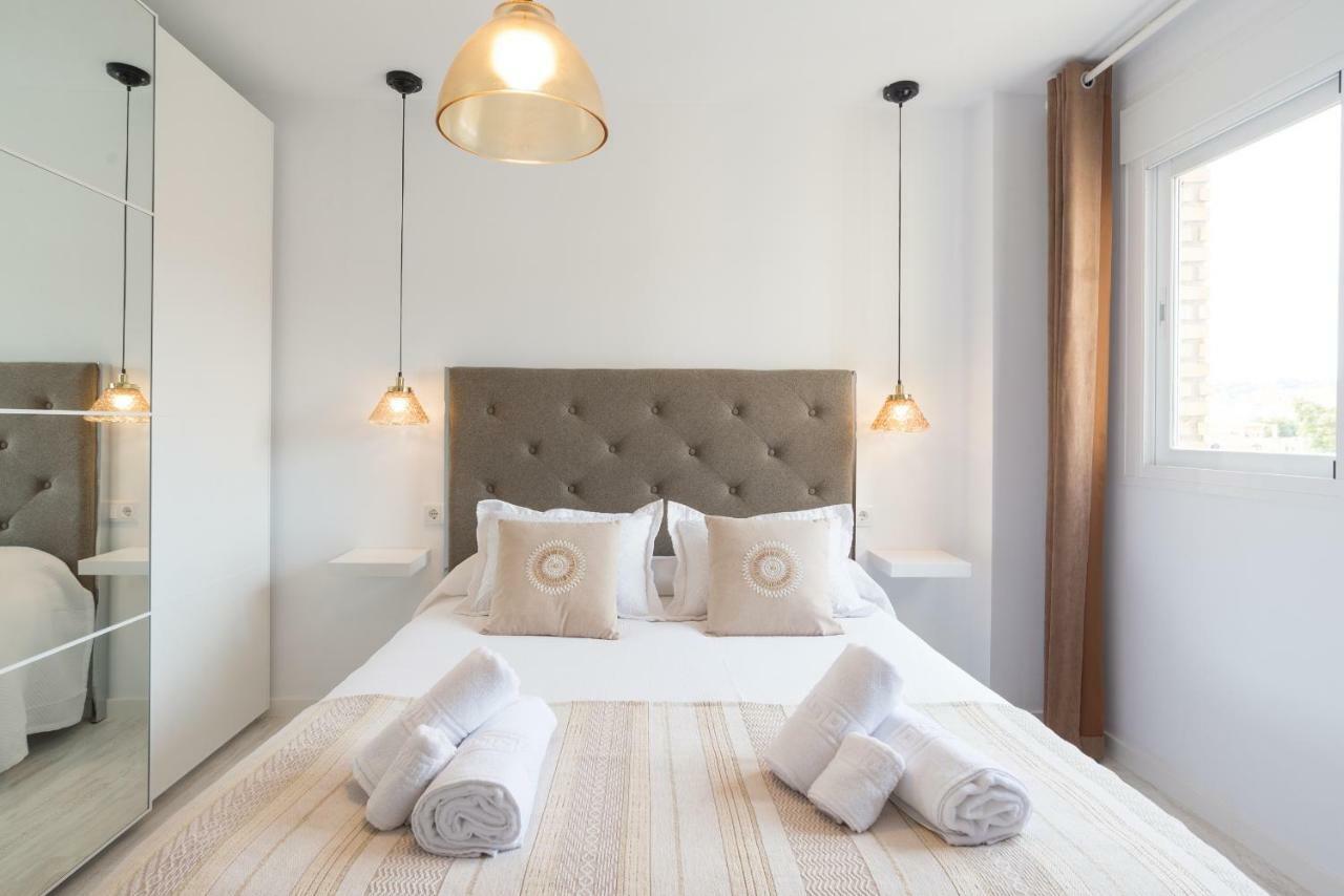 Stunning Spacious City Apartment With Free Parking มาลากา ภายนอก รูปภาพ