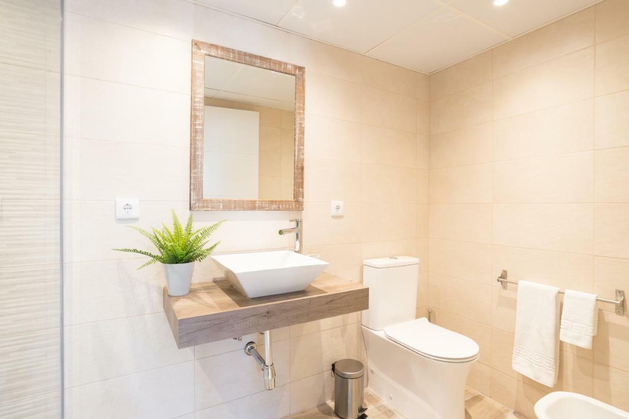 Stunning Spacious City Apartment With Free Parking มาลากา ภายนอก รูปภาพ