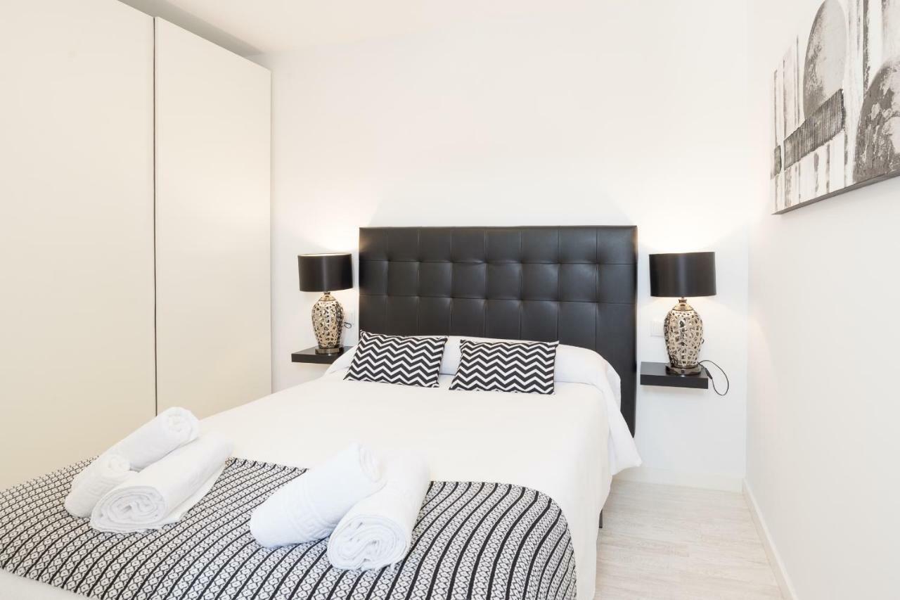 Stunning Spacious City Apartment With Free Parking มาลากา ภายนอก รูปภาพ