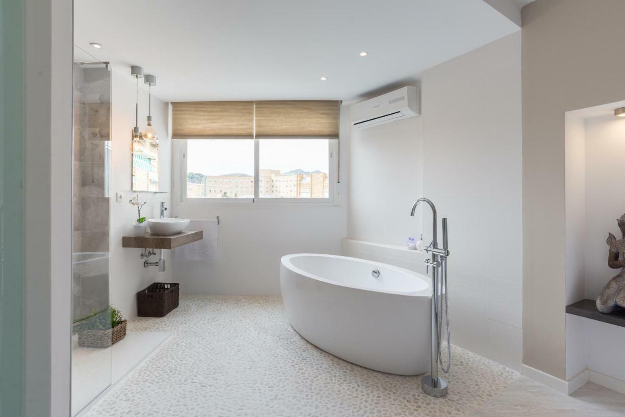 Stunning Spacious City Apartment With Free Parking มาลากา ภายนอก รูปภาพ