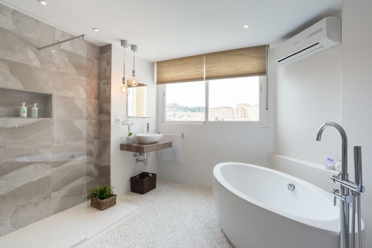 Stunning Spacious City Apartment With Free Parking มาลากา ภายนอก รูปภาพ