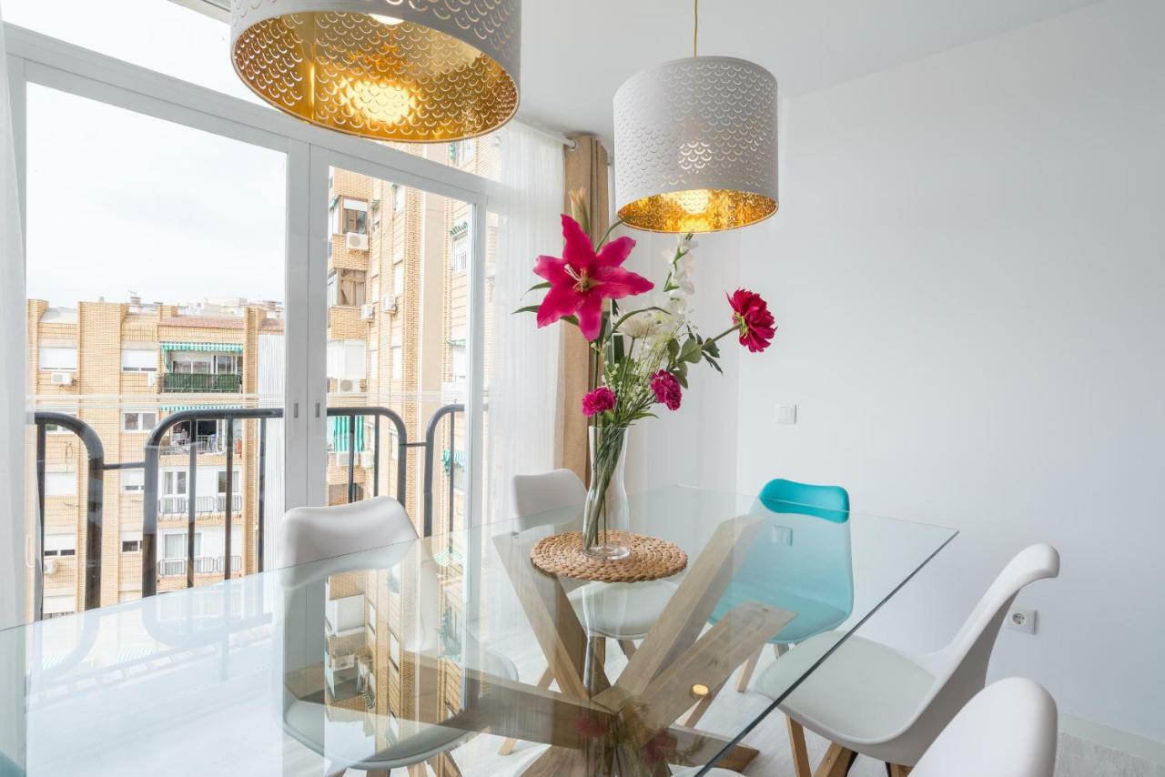 Stunning Spacious City Apartment With Free Parking มาลากา ภายนอก รูปภาพ